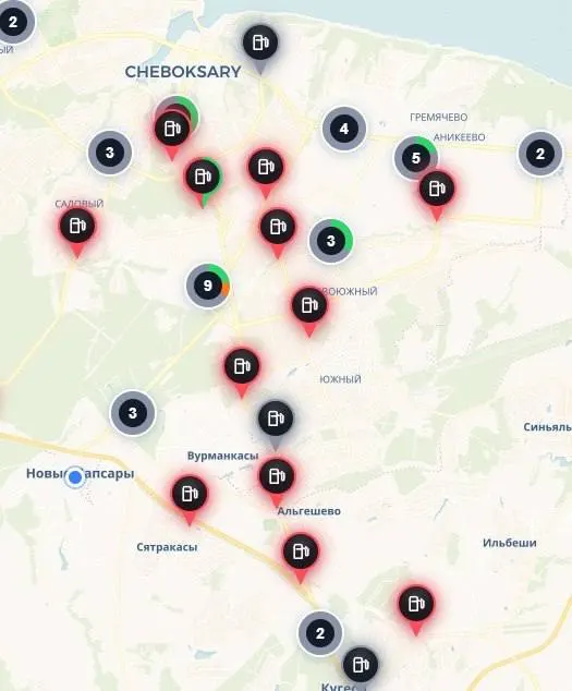 В Чебоксарах очереди на единственную крупную заправку, в столице республики открыты лишь несколько частных АЗС с завышенными ценами. Дефицит топлива охватил около 80 регионов: вводят лимиты и схему по чётным/нечётным дням, в некоторых местах — режим повышенной готовности.