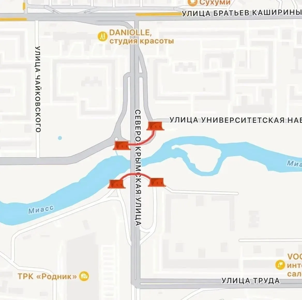 Оба проезда под мостом на Северо‑Крымской перекрыты из‑за подъёма уровня воды в Миассе и сброса на Шершнях. Мэрия обещает сообщить, когда дорогу снова откроют; водителям рекомендуется искать объезд.