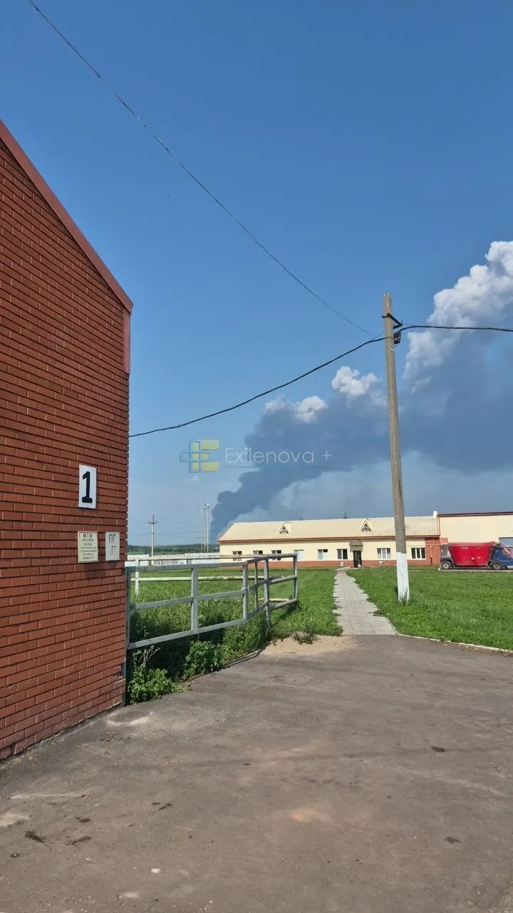 В результате серии ночных атак беспилотников по разным регионам страны — от Воронежской до Татарстана и Крыма — возникли пожары, есть погибшие и пострадавшие, повреждены частные дома и склады.