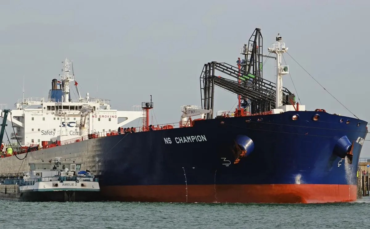 Евросоюз позволил странам-членам реализовывать нефть и другие грузы, изъятые с танкеров, подозреваемых в обходе санкций. Власти России осудили захваты как «пиратство» и пообещали принять ответные меры.