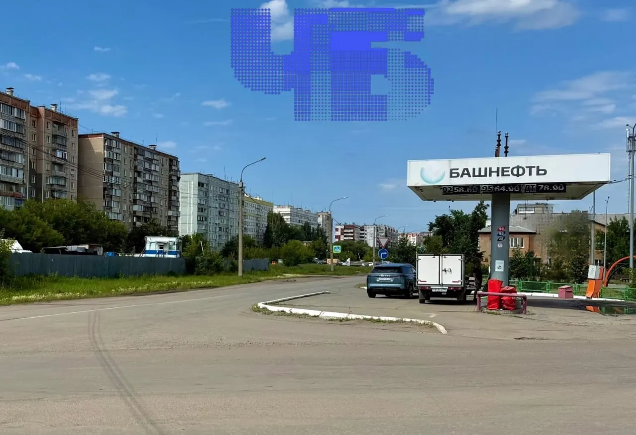Администрация заявляет о сокращении очередей на АЗС и стабильной работе транспорта, тогда как жители города отмечают, что очереди и ограничения по топливу сохраняются.