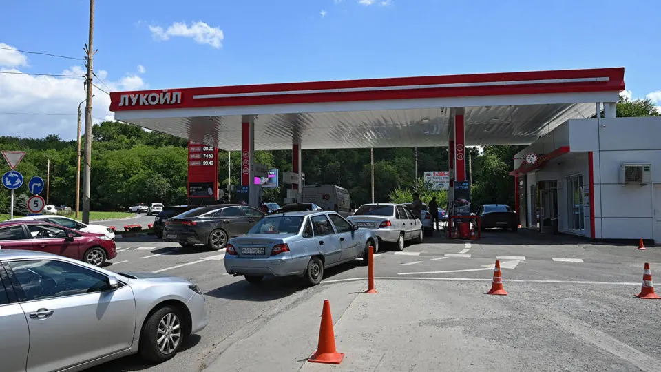 За неделю цена белорусского бензина АИ‑92 выросла на 6% — до 127 тыс. руб./т; дефицит топлива в РФ усилен сокращением выпуска на НПЗ, власти наращивают импорт, но логистика и санкции ограничивают возможности.