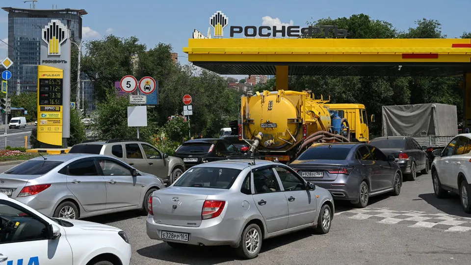 Минэнерго разработало механизм, который позволит импортировать дизельное топливо с компенсацией разницы цен — мера должна покрыть дефицит после сокращения переработки на НПЗ и стабилизировать поставки для потребителей.