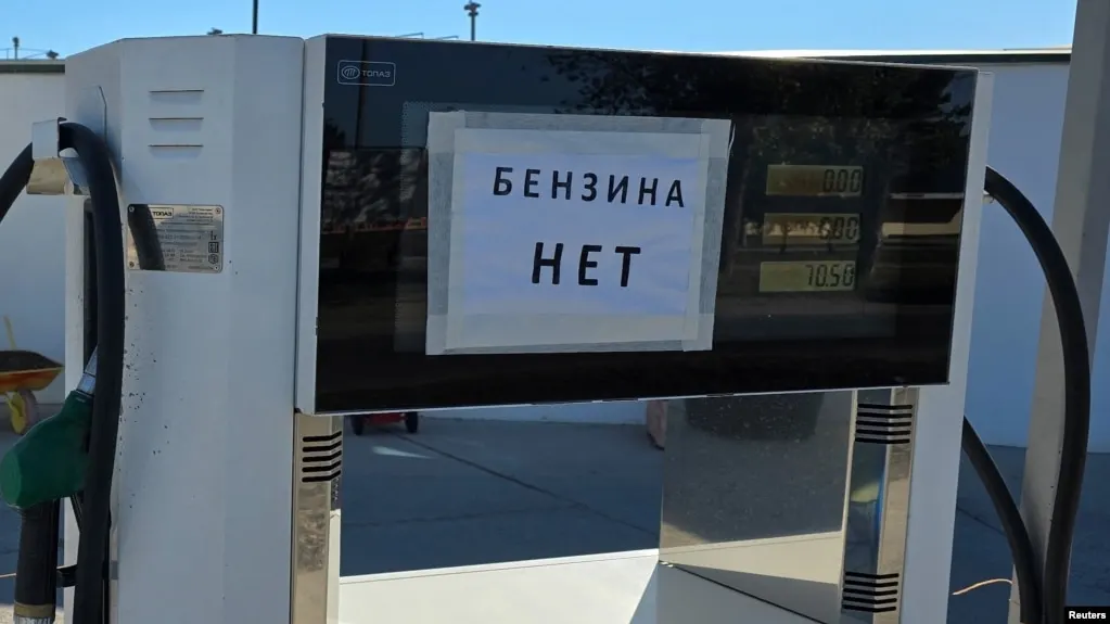По оперативным данным за неделю с 23 по 29 июня 2026 года в Севастополе зафиксирован рекордный рост цен на бензин — до +30% за семь дней. На фоне общего понижения производства топлива в стране и проблем с логистикой дефицит и ограничения продажи наблюдаются в десятках регионов.
