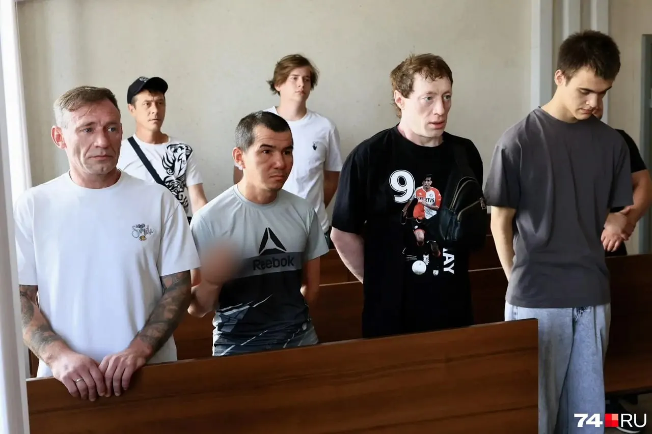Суд в Челябинске признал четырёх мужчин виновными в хулиганстве после драки во дворе на улице Коммунаров: трое получили по четыре года условно, одному назначили пять лет условно. Суд взыскал частичную компенсацию пострадавшему, прокуратура просила реальные сроки; суд учёл смягчающие обстоятельства — трое подсудимых проходят службу в СВО и имеют награды.