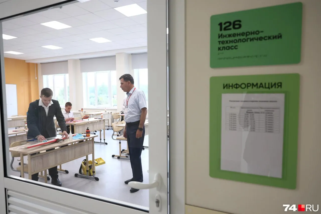 В образовательном центре «Ньютон» на Северо‑Западе Челябинска при наборе в 10‑й класс возник ажиотаж: на 120 мест оказалось почти 1200 заявок. Родители требуют расширить набор и ждут официальной информации от школы.