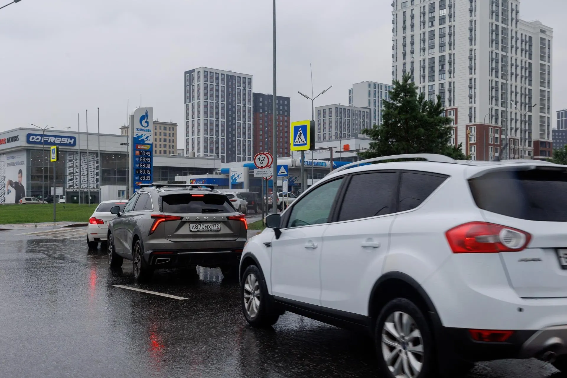 Правительство ввело запрет на вывоз дизтоплива как экстренную меру против возможного дефицита. Эксперт считает решение логичным, но вынужденным и временным.
