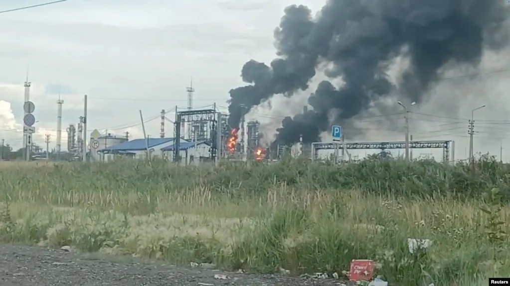 После удара беспилотника 6 июля Омский нефтеперерабатывающий завод прекратил переработку: повреждены две ключевые установки, приостановлены оптовые продажи бензина и дизеля.