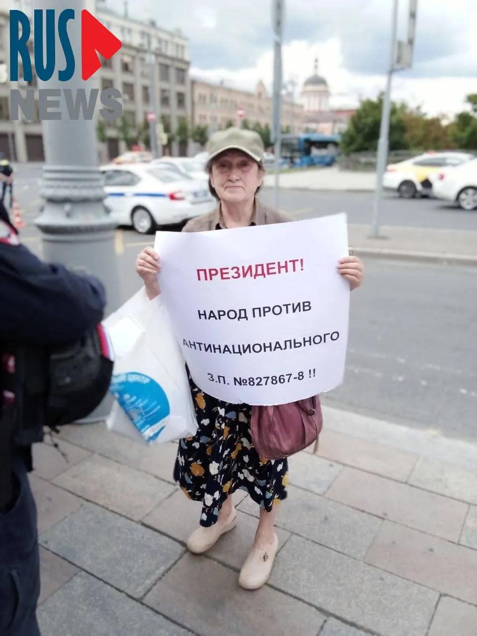 На Старой площади полицейские задержали Наталью Шамину, выступавшую против передачи регионам права снимать памятники с государственной охраны; активисты предупреждают о риске массовых сносов исторических объектов.