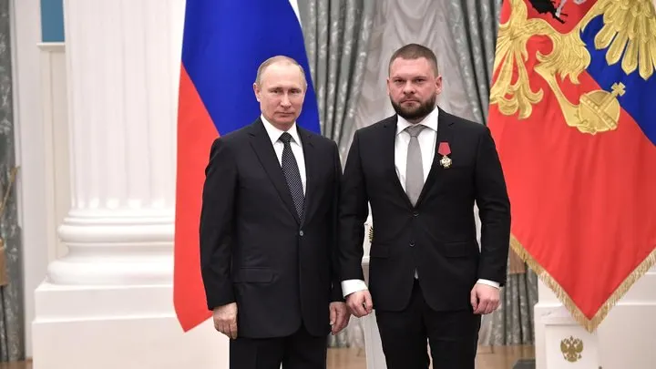 В официальной декларации одного из лидеров списка «Единой России» на выборах в Госдуму указаны доли в американских компаниях и зарубежных фондах. В документах также фигурируют иностранные активы у кандидатов в региональных группах Курской и Саратовской областей. Партия заявляет, что претендент избавился от зарубежных активов до подачи документов.