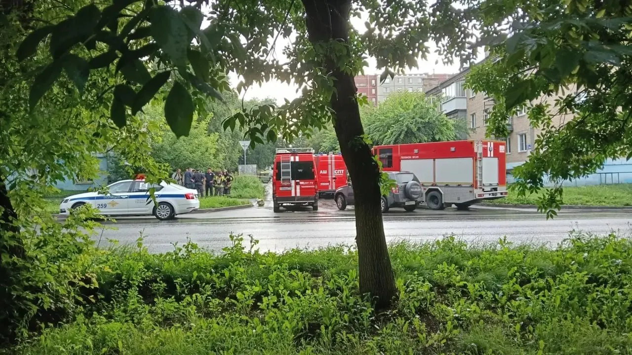 Спасатели перекрыли территорию между улицами Расковой и Вострякова, собрали и вывезли ёмкости, двоих работников мусоровоза направили на медицинский осмотр.