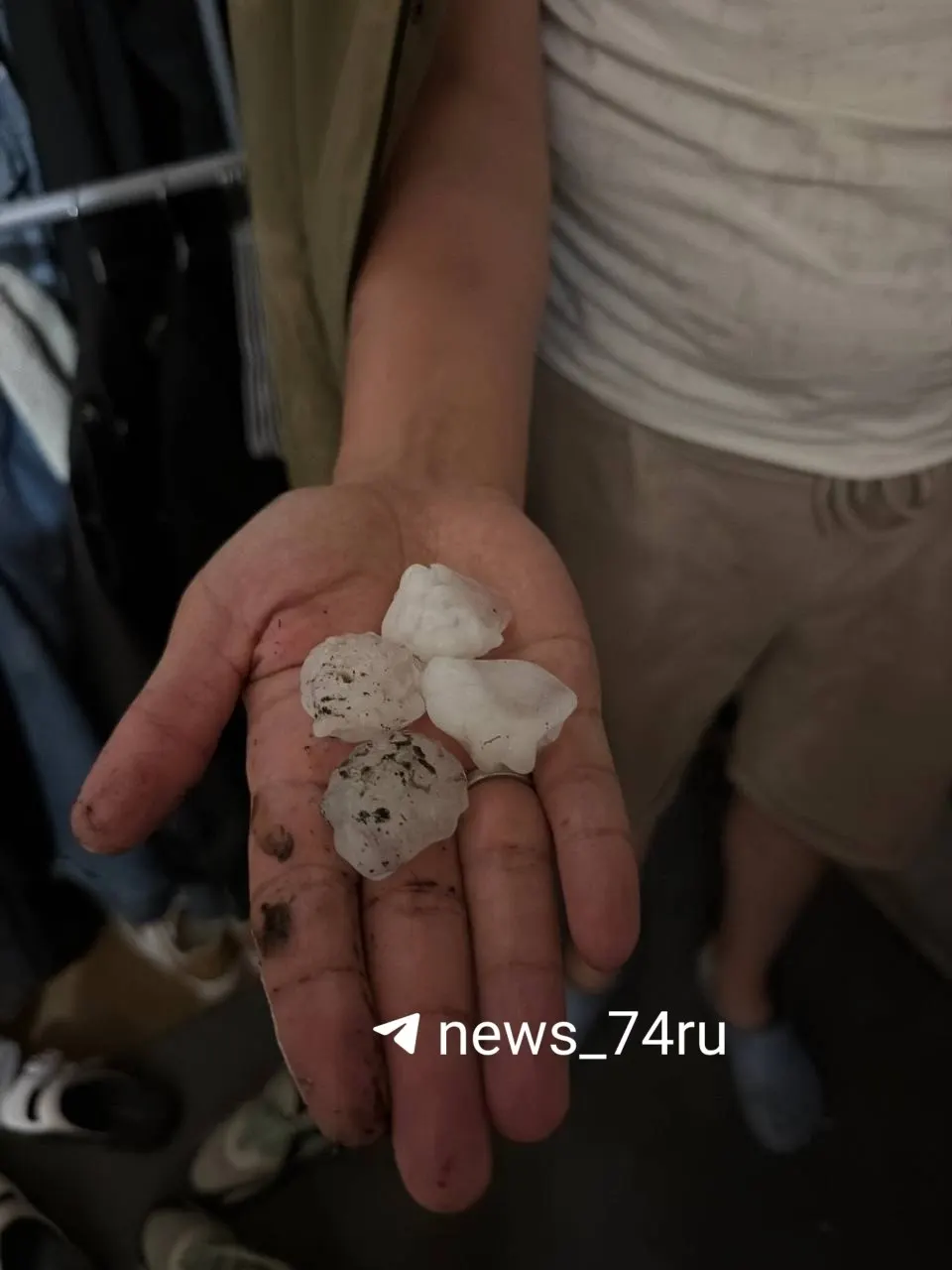 Фотографии из района Красное Поле показывают, что в северо‑западной части Челябинска прошёл сильный град, тогда как центр города был под лёгким дождём.