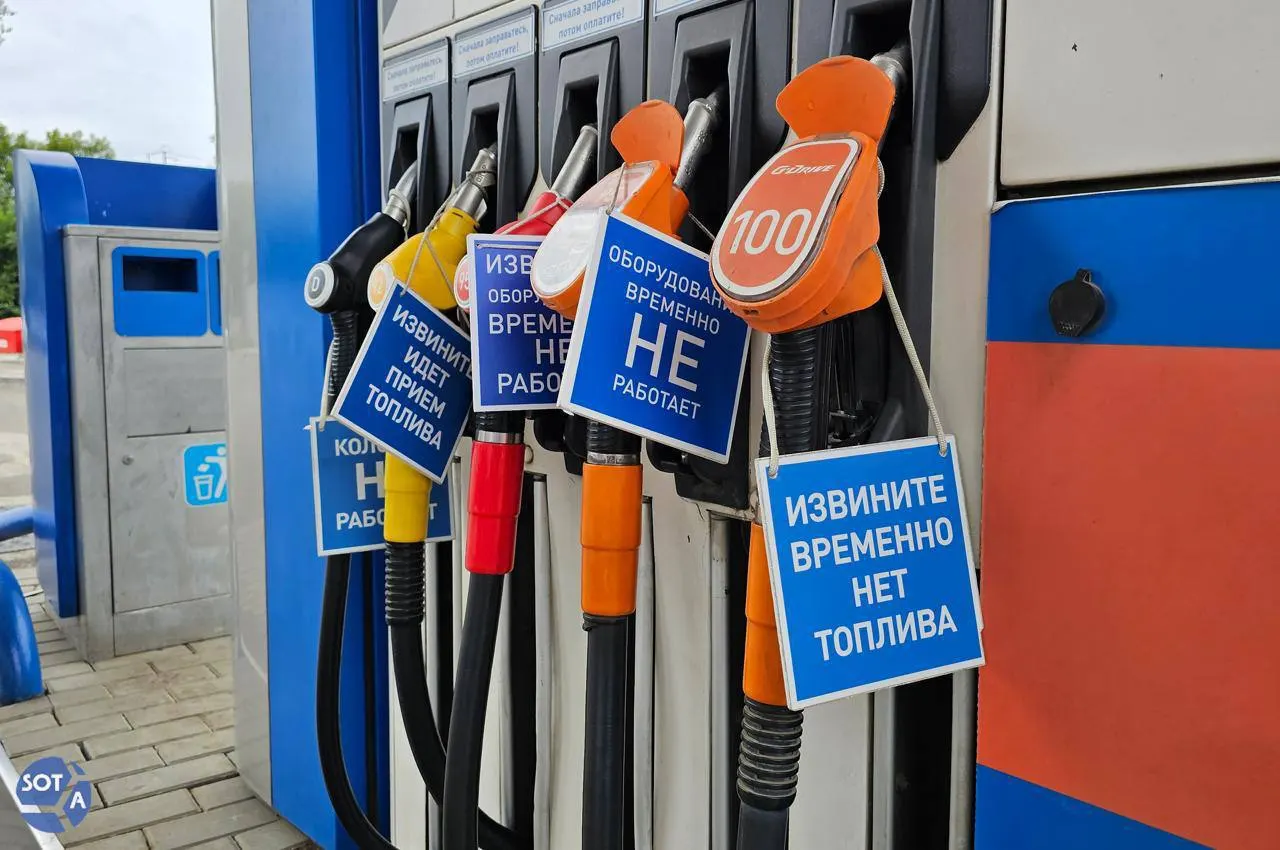 За первую декаду июля медианные цены на бензин заметно выросли: АИ-92 — до 70,5 ₽/л, АИ-95 — до 77,5 ₽/л, АИ-98 — до 119,5 ₽/л. Эксперты предупреждают, что значительного удешевления топлива в ближайшие недели не предвидится.