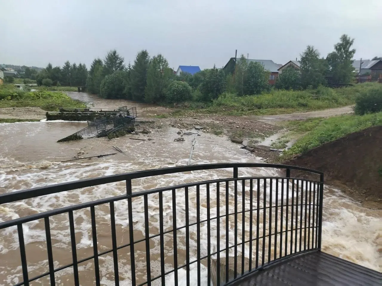 В Пермском крае проливные дожди размыли дамбу, подтоплены улицы и жилые дома, объявлена эвакуация. Ливни продолжаются уже несколько недель и вызывают наводнения также в Свердловской и Челябинской областях.