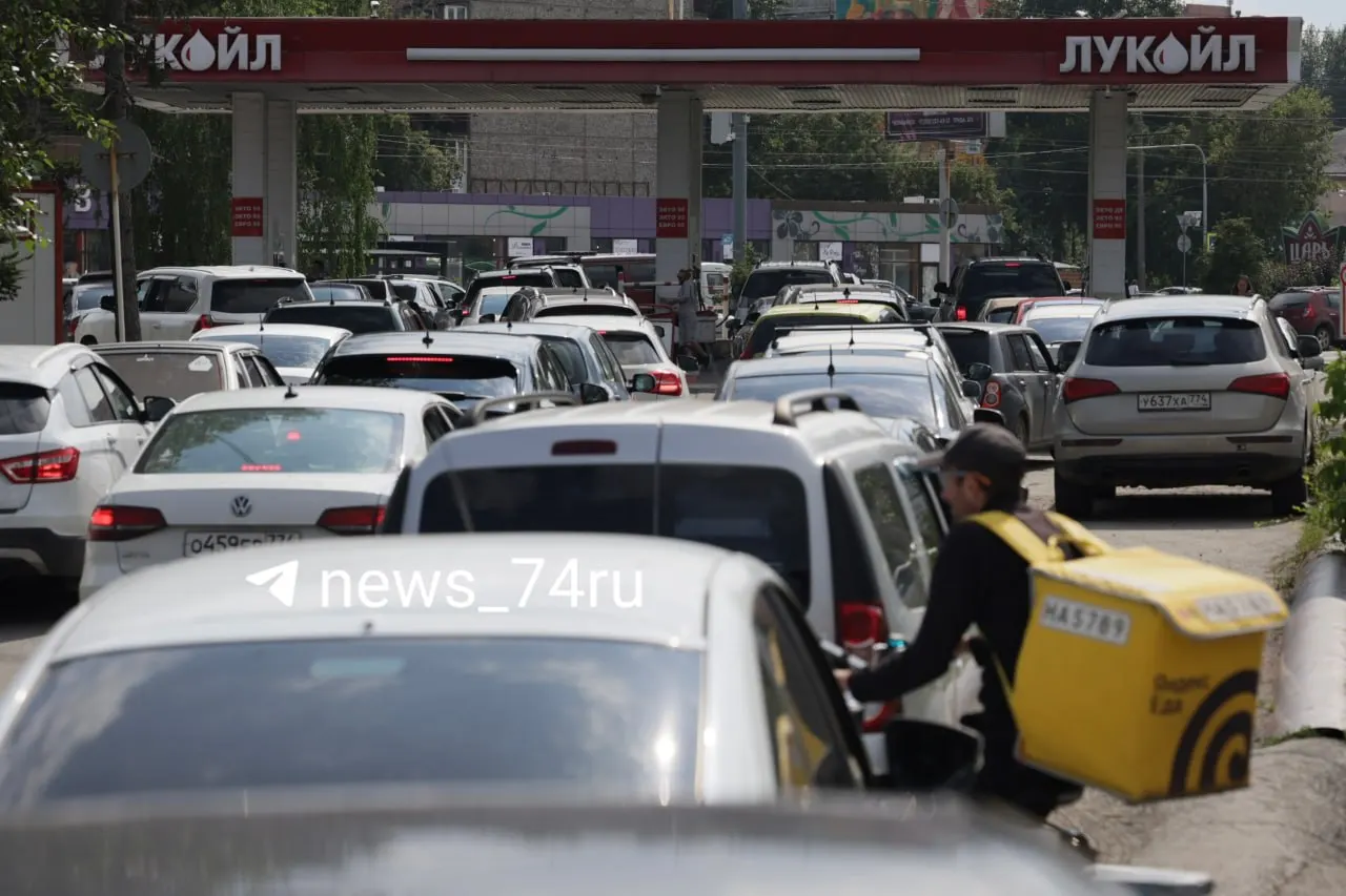 Автомобили стоят примерно от середины моста до АЗС. Напротив «Юности» наблюдается затор, на перекрёстке Труда и Свердловского произошло ДТП.