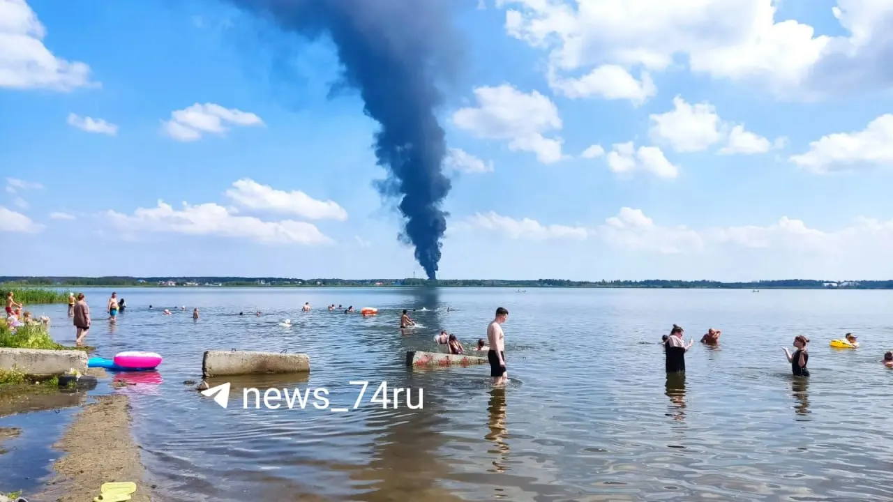 Жители заметили сильный пожар неподалёку от озера Большой Кременкуль. Подробности уточняют в МЧС.