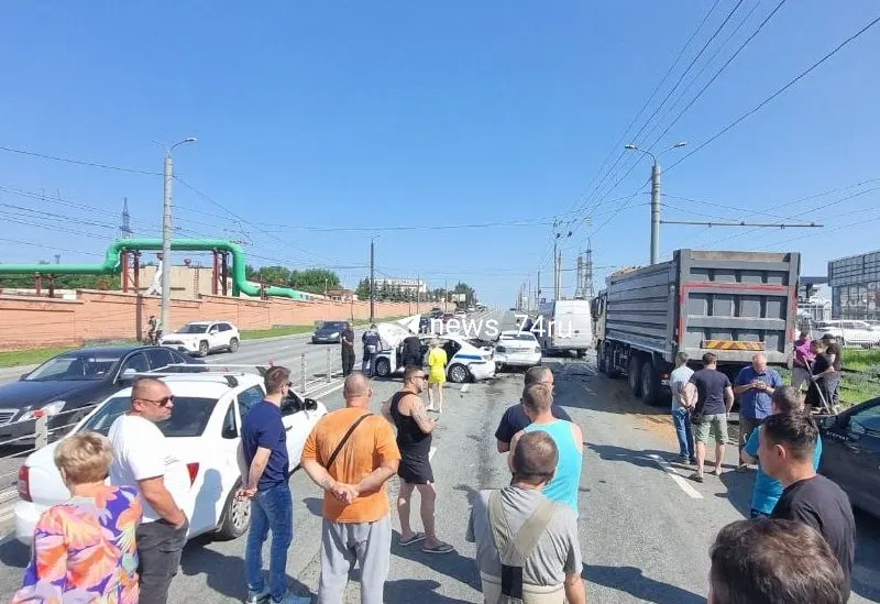 Экипаж ГАИ в салоне оформлял столкновение с перевёрнувшейся иномаркой, когда в их машину врезалась «Газель». На Свердловском тракте образовалась серьёзная пробка.