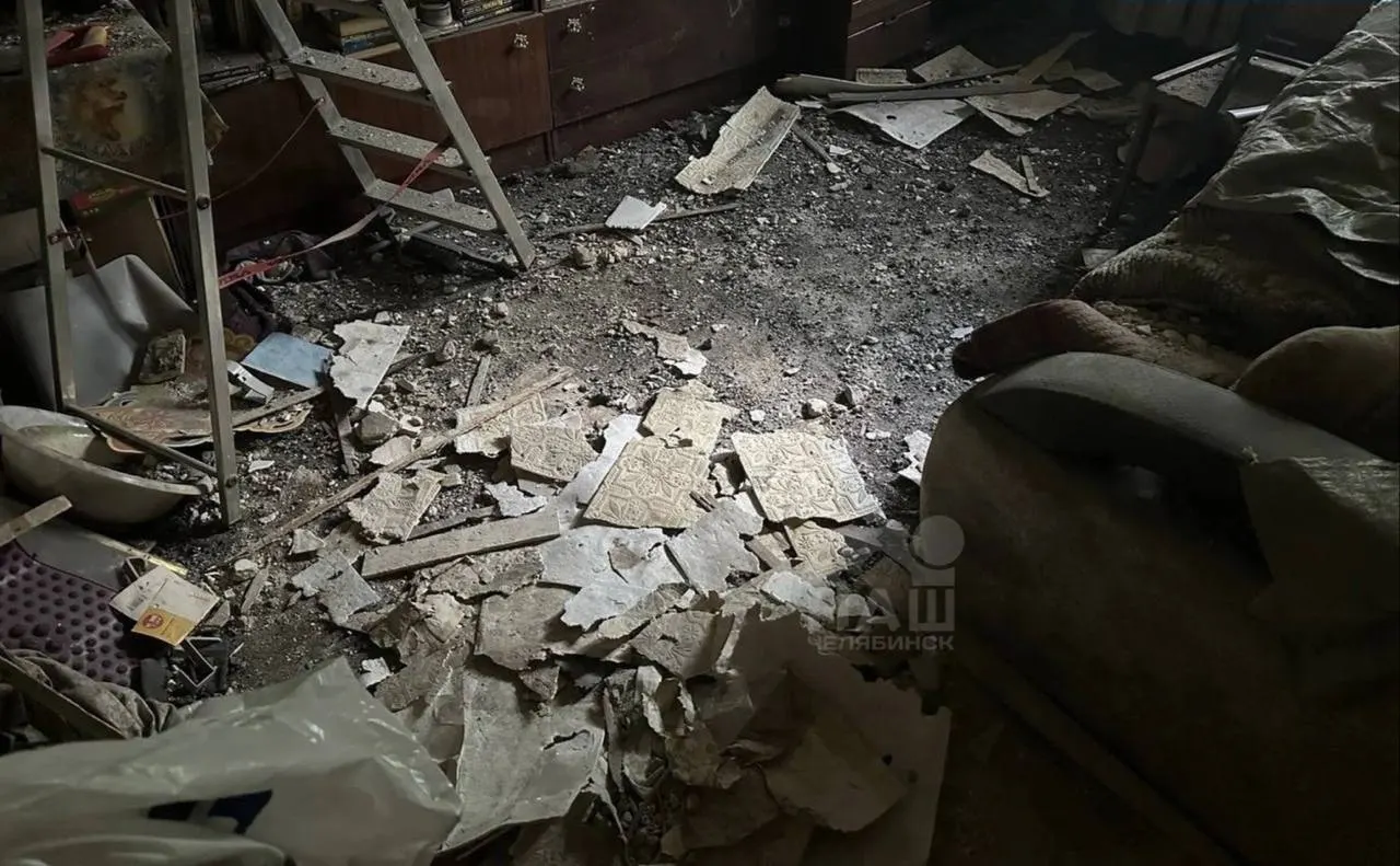В доме на улице Котина рухнули балки, шифер и строительный мусор. Пенсионер чудом выжил, жильцы жалуются на бездействие управляющей компании; в ситуацию вмешались Следственный комитет и прокуратура.