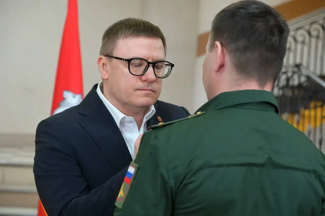 Региональные власти сообщили о расширении списка получателей единовременных выплат и новом порядке доказательств проживания, однако на практике многие военные и семьи погибших месяцами судятся и остаются без помощи.