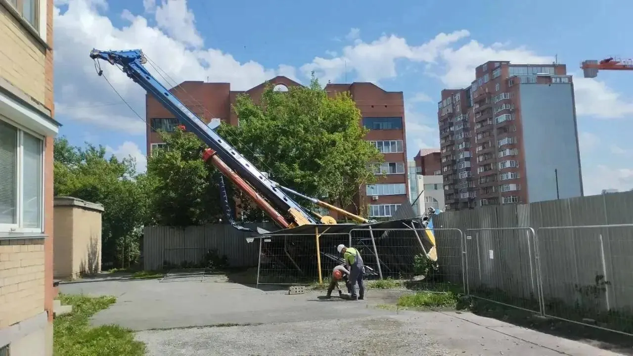 Кран для забивки свай опрокинулся и рухнул на парковку у дома на Каслинской — повреждена одна машина. Застройщик связывает инцидент с обрушением грунта, угрозы для соседних домов нет.