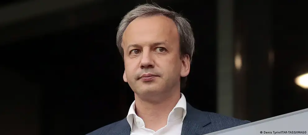 Дворкович заявил, что будет добиваться отмены санкций в суде и до вынесения решения приостановил исполнение обязанностей президента Международной шахматной федерации. Вице-президент ФИДЕ Вишванатан Ананд временно примет на себя функции руководителя организации.
