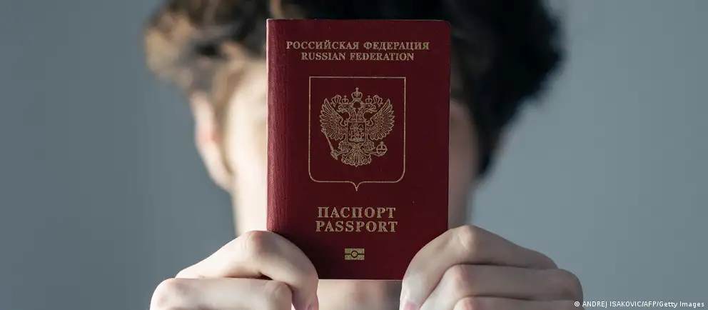 Евросоюз решил ограничить предложенный запрет на краткосрочные визы только тем, кто непосредственно участвовал в боевых действиях в Украине; при этом расширены гуманитарные и государственные исключения.