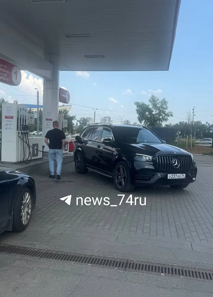 У АЗС у «Юности» водитель служебного автомобиля с номерами ООО проехал мимо очереди и заправился, уверяя персонал, что он ветеран СВО; очевидцы возмущены.