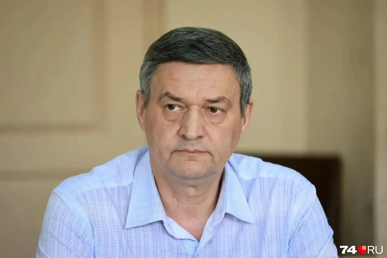 Бывший заместитель начальника областной полиции предстаёт перед судом по обвинениям во взятках и мошенничестве: следствие связывает выплаты с аптеками и жителями Коркино, обвиняемый все отрицает.