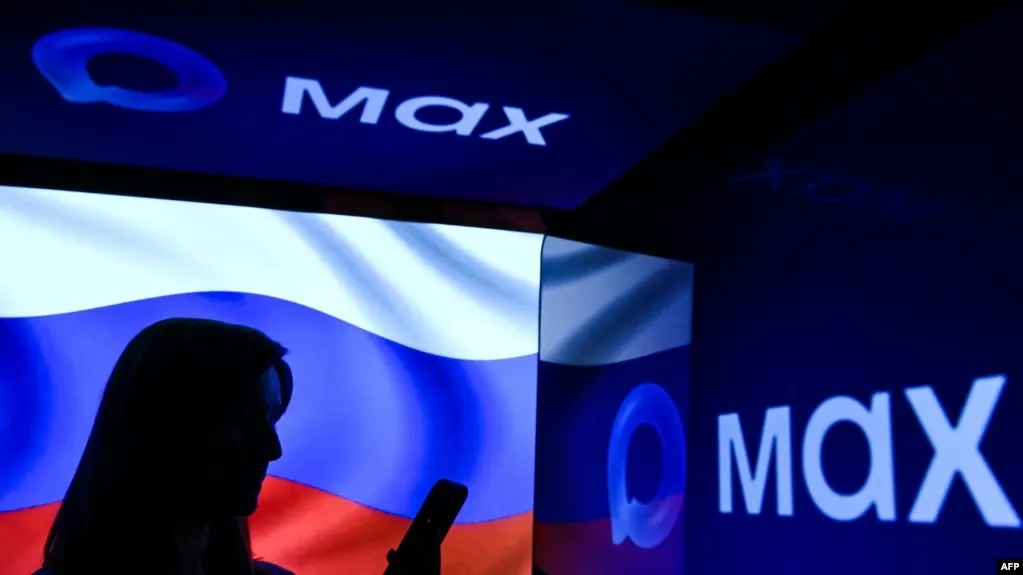 К 2030 году все служебные коммуникации чиновников должны перейти на национальный мессенджер Max. Сервис создают на базе Max, разработчиком выступает дочерняя компания VK — против которой введены санкции ЕС; после этого приложения исчезли из некоторых магазинов приложений. Эксперты отмечают проблемы с безопасностью и низкую популярность у пользователей.