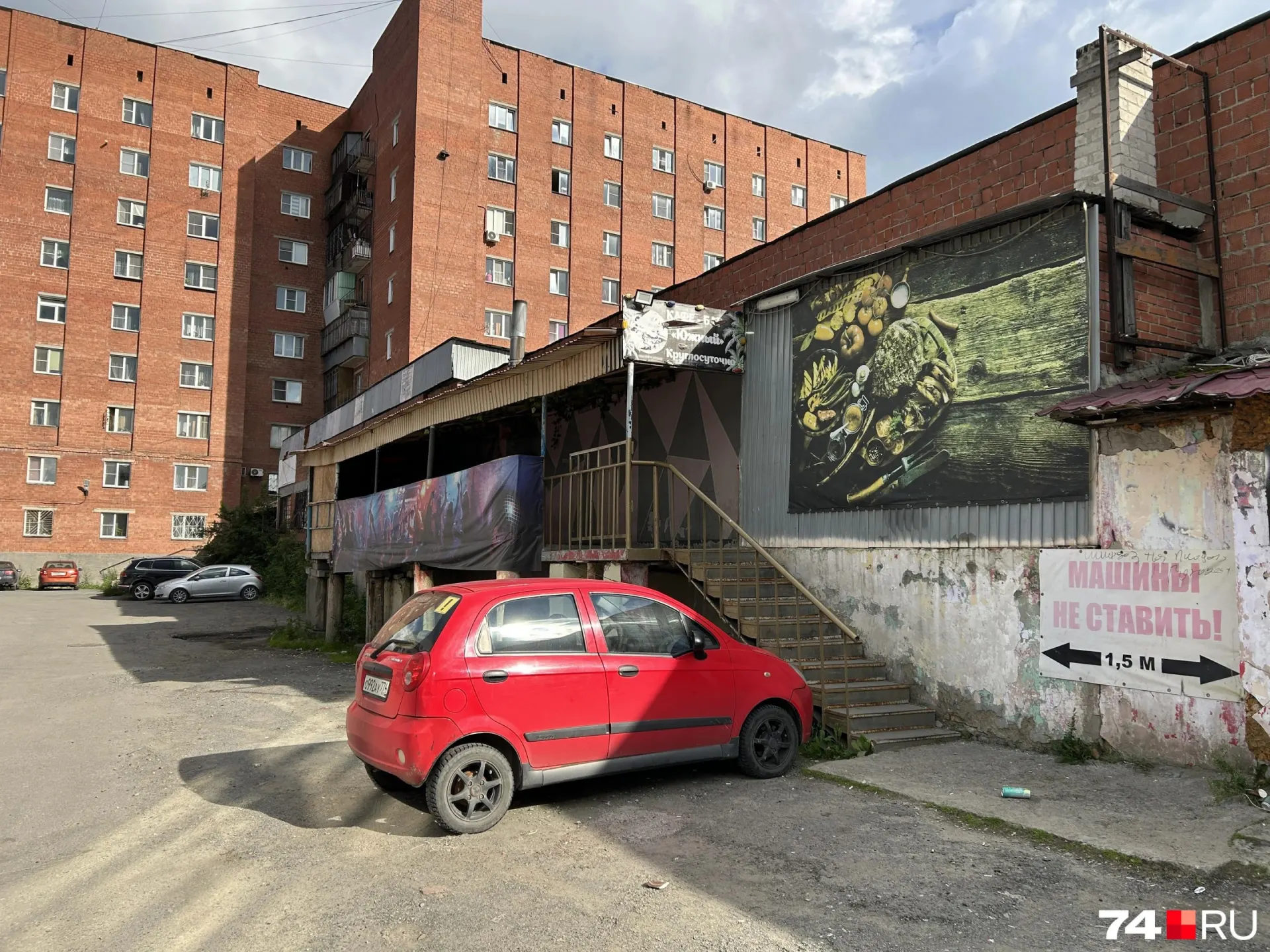 По ночам из кафе «Южный» доносится громкая музыка — жители вызвали полицию и просят вмешаться, владельцы заведения на момент проверки не комментировали ситуацию.