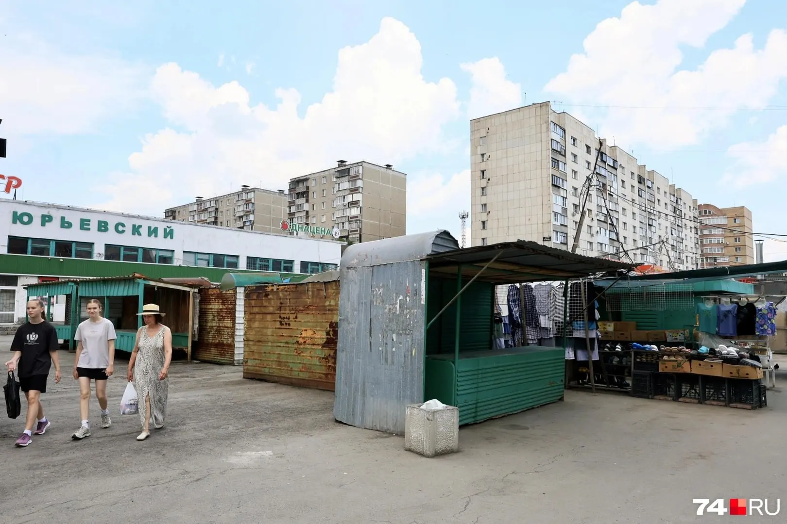 На рынке в Ленинском районе Челябинска выставлены три лота: торговый комплекс, помещение бывшего кафе и доля в магазине. Приём заявок до 24 июля, аукционы пройдут 28 июля.