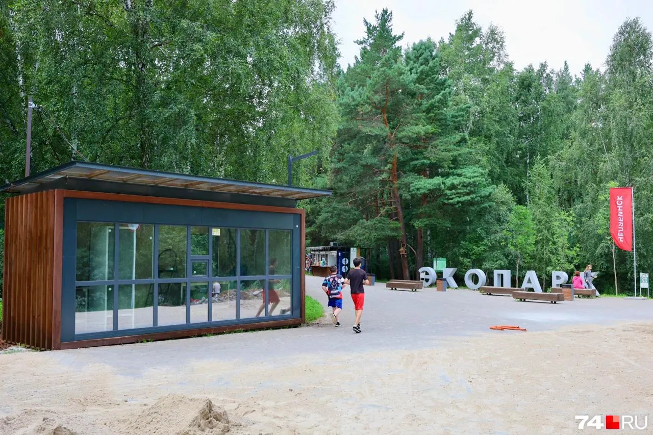 На главной тропе экопарка появились ларьки, кафе и аттракционы — недавно там насчитали 16 торговых точек, что портит атмосферу лесной прогулки.