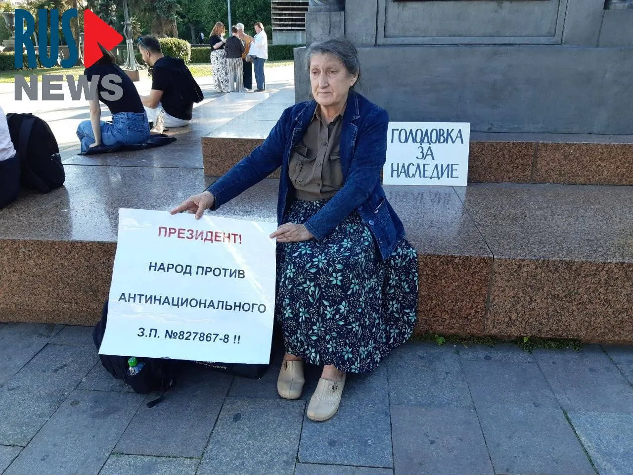Председатель новосибирского отделения ВООПИК Наталья Шамина устроила голодовку у памятника Кириллу и Мефодию в защиту культурного наследия; спустя час её задержала полиция. Ранее аналогичную акцию начала активистка из Новосибирска.