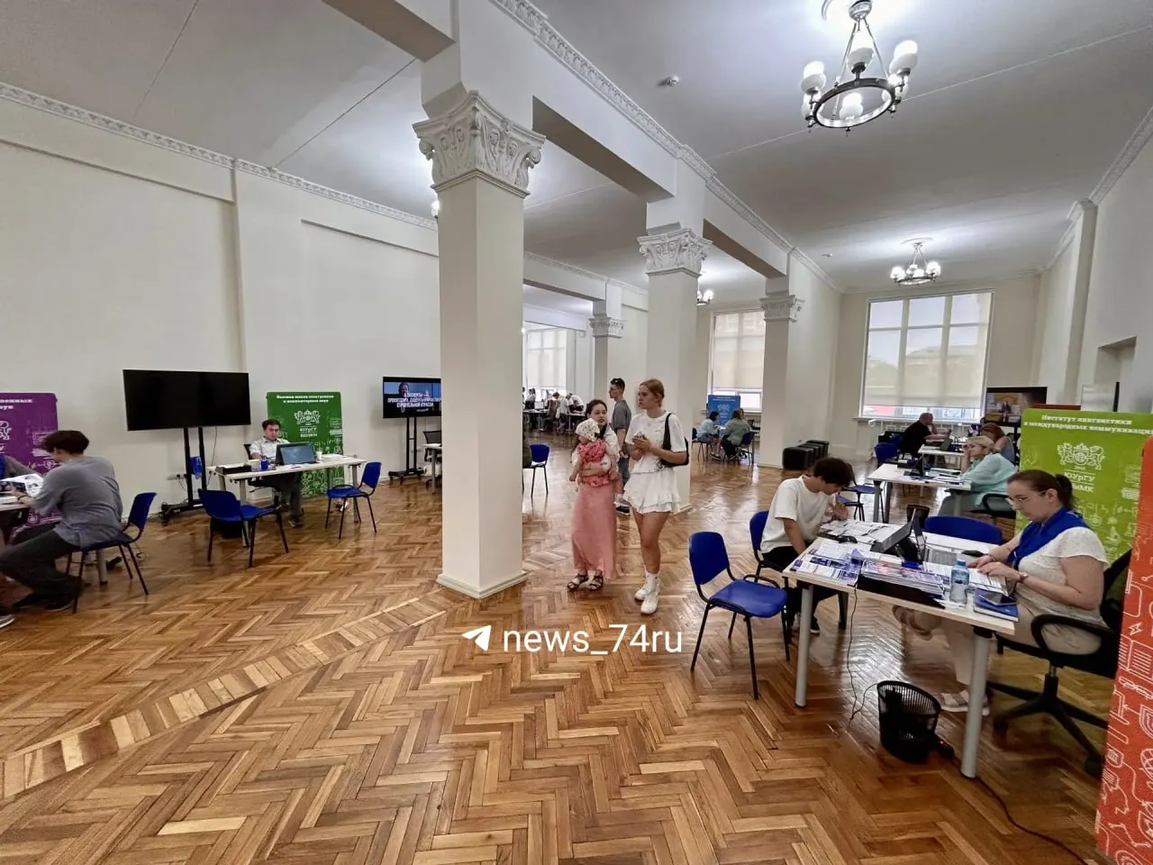 В главном корпусе Южно-Уральского государственного университета приемная кампания проходит в обычном режиме. Преподаватели отмечают отсутствие четких инструкций на случай сирен, поэтому работа продолжается по прежним процедурам.