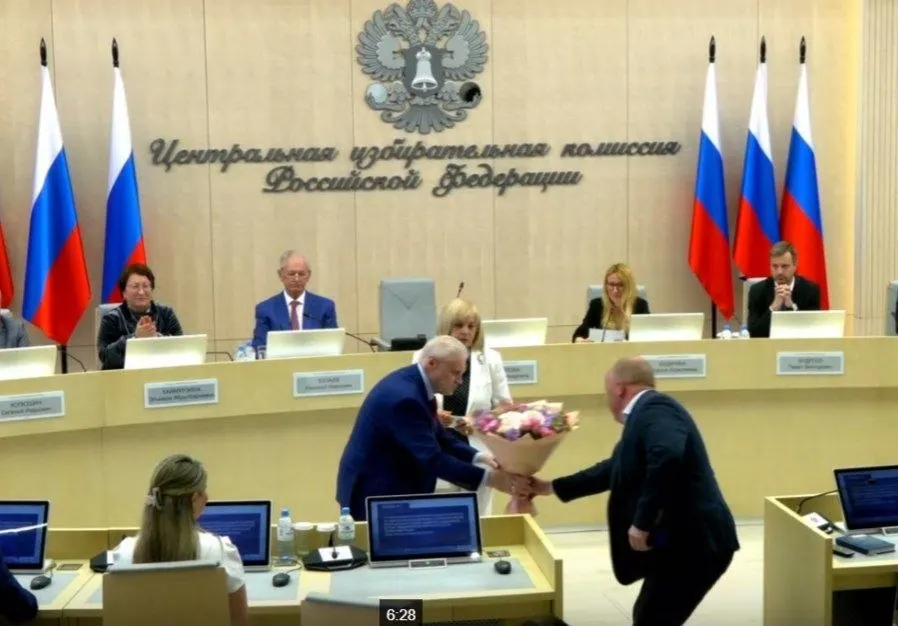 На 28-м заседании Центризбиркома единогласно зарегистрировали партийные списки «Справедливой России», подтвердили участие 260 кандидатов, назначили члена ЦИК с совещательным голосом от ЛДПР и утвердили 43 финансовых уполномоченных «Яблока» в 42 регионах.