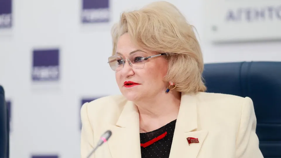 Глава думского комитета предупреждает о замалчивании последствий ударов по нефтеперерабатывающим заводам, которое уже сказывается на запасах топлива, логистике и рисках для уборочной кампании.