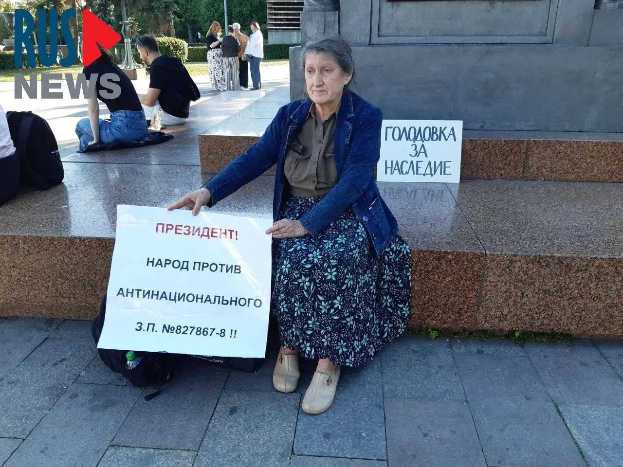 Председатель новосибирского отделения ВООПИК Наталья Шамина объявила голодовку в Москве, была задержана и переведена в психиатрическую больницу; активисты протестуют против закона, позволяющего регионам лишать памятники охранного статуса.