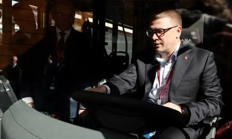 Из‑за длинных очередей на заправках региональные власти объявили ежедневные проверки запасов, мобилизацию транспорта, спецлимиты для экстренных служб и патрули на самых загруженных АЗС. Эксперты сомневаются, что это быстро решит дефицит.
