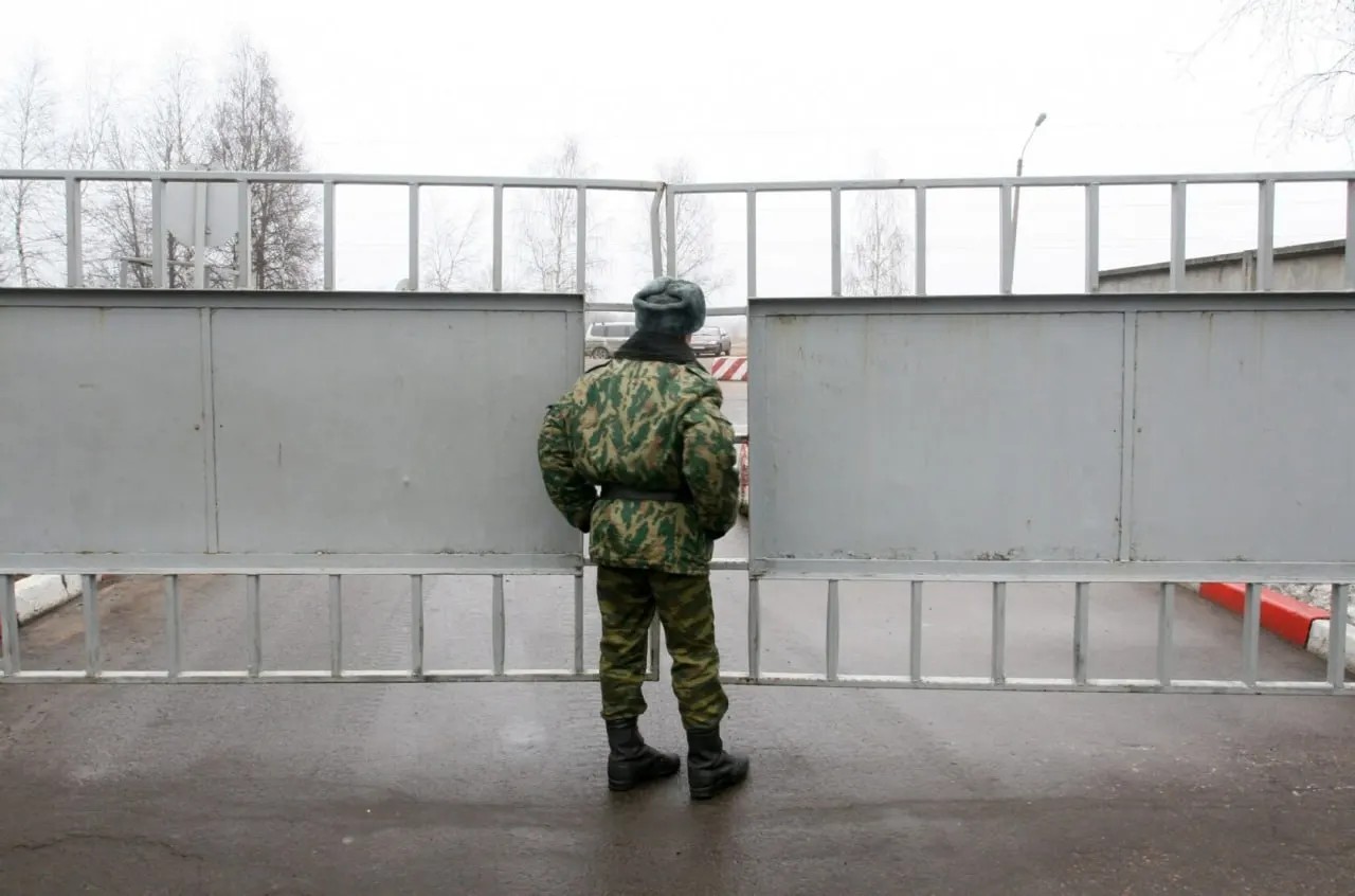 Томский депутат сообщил, что военнослужащим всё чаще ставят статус «самовольно покинувших часть» (СОЧ). Это лишает их семьи положенных выплат; по оценкам, таких случаев — десятки тысяч.