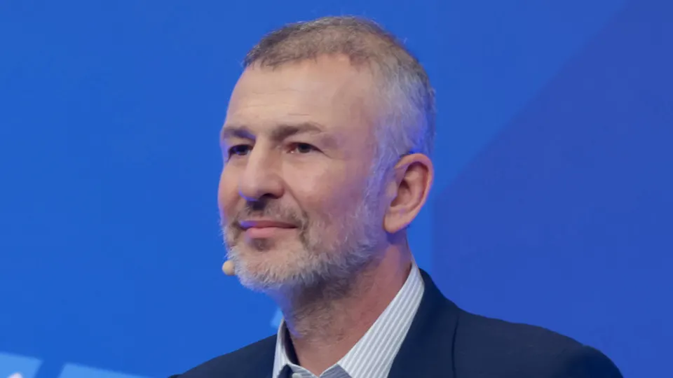 После угрозы изъятия активов бизнесмен Андрей Мельниченко договорился о мировом соглашении и перечислил 32 млрд рублей в пользу образовательного центра «Сириус», благодаря чему иск о национализации СИБЭКО был отозван.