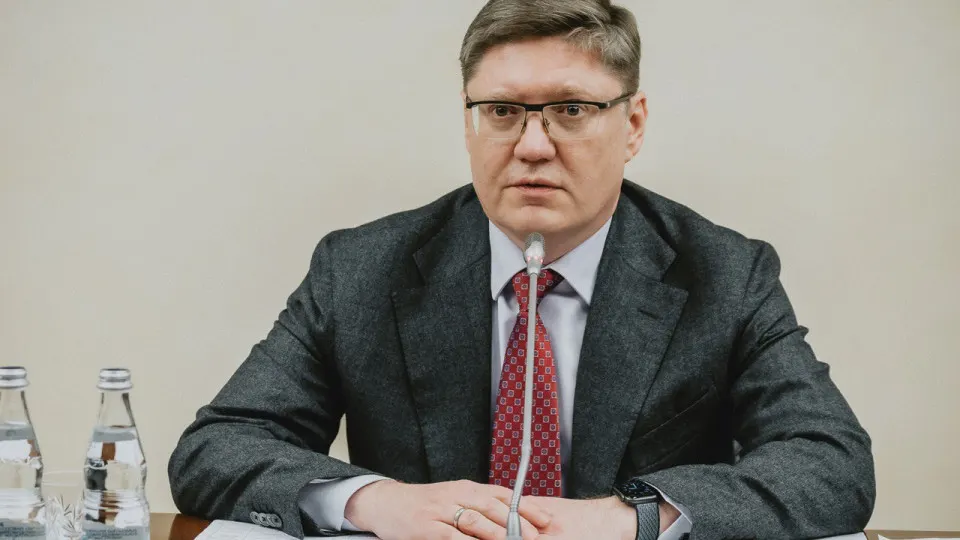Заместитель руководителя фракции «Единая Россия» связал недовольство дефицитом топлива с ударами по НПЗ и пообещал, что проблема будет решена. Аналитики отмечают резкое падение переработки и ввод масштабных ограничений в регионах.