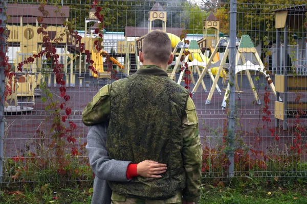 Закон, принятый в трёх чтениях, даёт возможность людям с неснятой или непогашенной судимостью и обвиняемым по ряду статей подписывать контракты с Министерством обороны. Осуждённые будут проходить службу в специальных подразделениях под усиленным контролем на фоне снижения числа добровольцев и обсуждений возможной мобилизации.