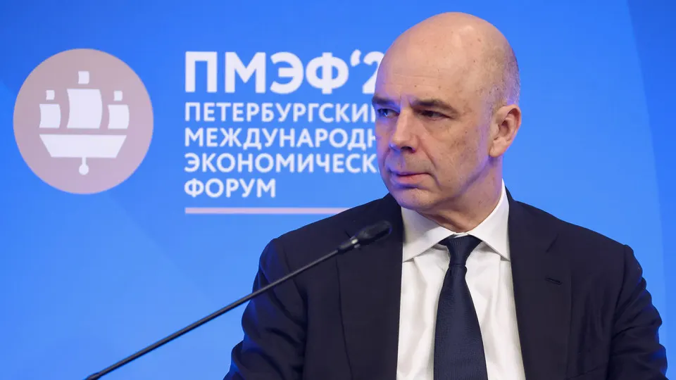 Аукционы по размещению ОФЗ сталкиваются с дефицитом спроса: на четырёх последних торгах Минфин привлёк менее 10 млрд руб., а аукцион 15 июля признан несостоявшимся. Это связано с пересмотром ключевой ставки и неопределённостью бюджетных расходов.