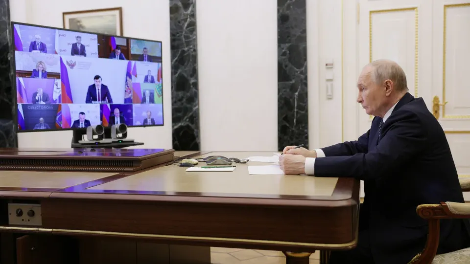 Владимир Путин одобрил предложение о создании в России сети небольших нефтеперерабатывающих заводов на фоне падения переработки нефти и перебоев с топливом после ударов по крупным НПЗ.