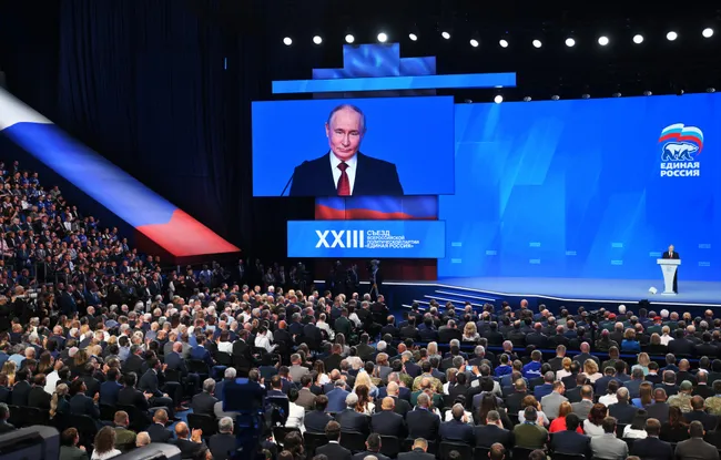 Власти несколько раз корректировали внутренние KPI для «Единой России» перед сентябрьскими выборами: от первоначальных 55–60% ожиданий до текущих ориентиров около 45% при целевой явке около 50%. Решение объясняют падением рейтингов, экономическими проблемами и утомлением общества от войны.