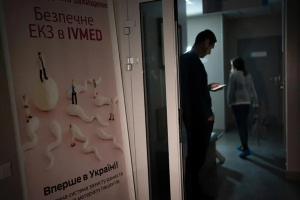 Депутаты приняли поправки в закон о ветеранах: вспомогательные репродуктивные технологии, включая ЭКО, будут предоставляться бесплатно для определённых категорий женщин — с рядом ограничений.