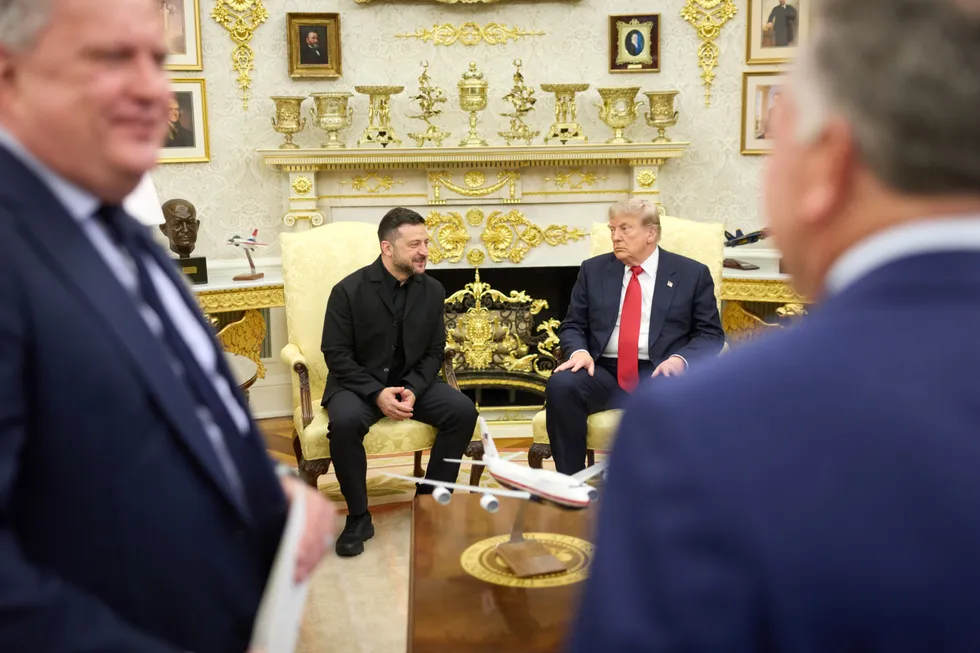 Владимир Зеленский провёл в Белом доме встречу с Дональдом Трампом, на которой просил экстренный пакет ракет для систем Patriot. Сенат США на процедурном голосовании поддержал законопроект о 100%-ных пошлинах на закупки российских углеводородов.