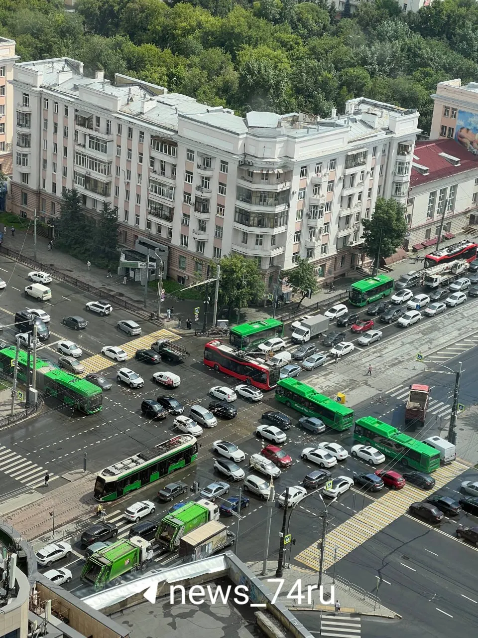 На Алом поле в Челябинске образовалась крупная пробка из‑за отключенного светофора. На месте работает регулировщик, в ГАИ сообщили о ремонте — участок пока лучше объехать.