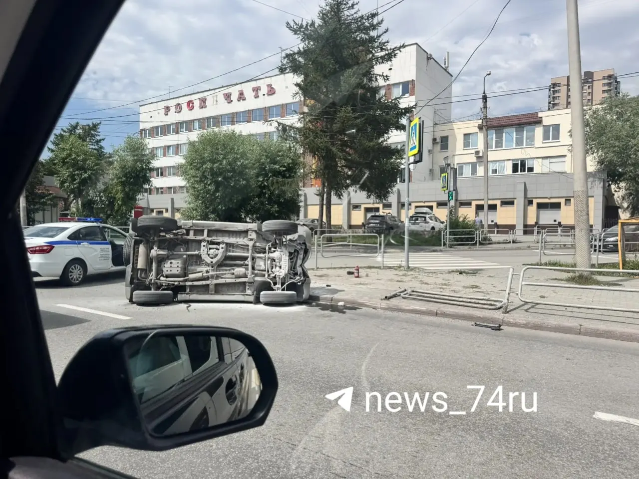 На перекрёстке улиц Энтузиастов и Худякова внедорожник упал на бок и врезался в забор. За рулём была 22‑летняя девушка, пострадавших нет, сообщили в ГАИ.