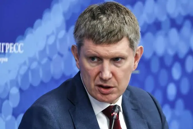 Минэкономразвития утвердило правило: с 1 сентября 2026 года гостиницы с более чем 50 номерами обязаны принимать постояльцев при отсутствии документов по подтверждению личности через нацмессенджер «Макс». Помощь по подключению систем окажет VK.